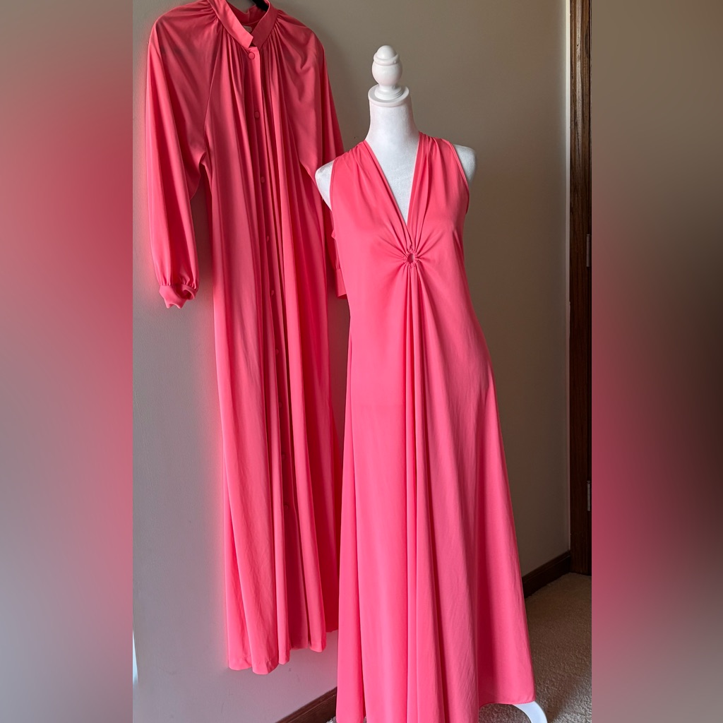 Vintage 1970’s Deena Flowing Full Length Lingerie Peignoir Set Coral Nylon Sz L